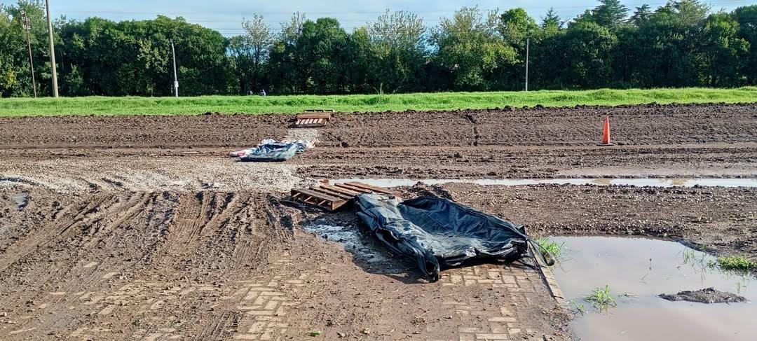 Lleno de barro: frentistas de Pedro A. Ríos se quejaron por el estado de la calle tras la tormenta en Funes